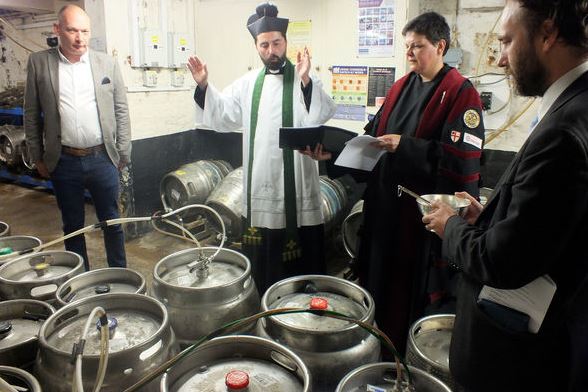 В одном из лондонских пабов прошел обряд освящения пива