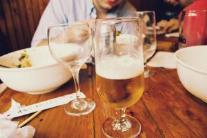 Как друзья невольно влияют на наш выбор пива в баре