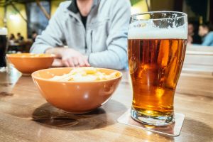 Доказано наукой: пиво делает людей более общительными