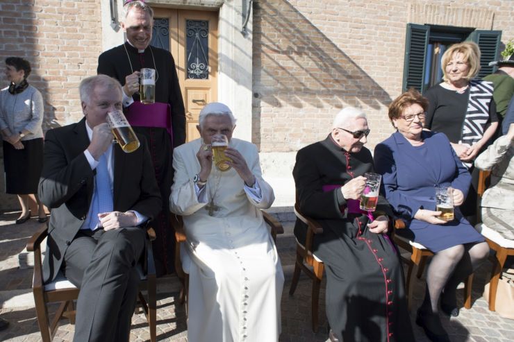 Бывший папа римский отметил 90-летие кружкой пива