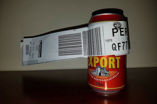 Австралиец сдал в багаж одинокую банку пива