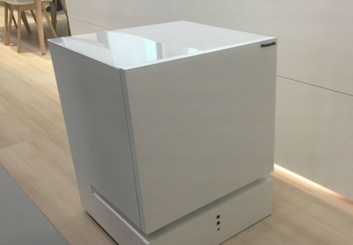 Panasonic представила холодильник, который привозит пиво прямо к дивану