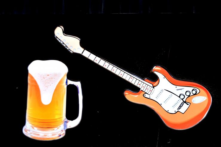 20 рок-групп и их именные сорта пива