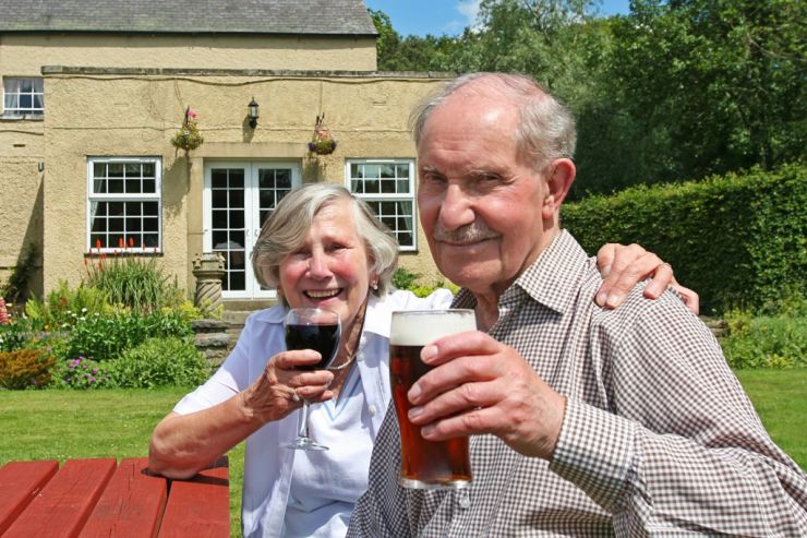 Учёные: умеренное потребление алкоголя сохраняет когнитивные способности пожилых людей