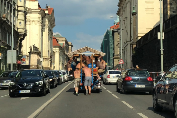 «Пассажиры» толкают пивной велосипед
