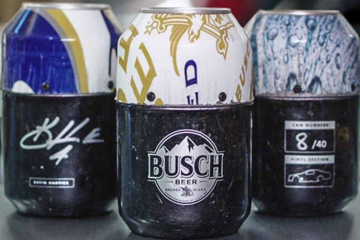 Busch превратил гоночный автомобиль в пивные банки
