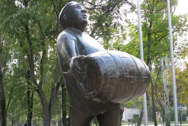 В Ростове-на-Дону требуют убрать памятник «пузатому пивовару»