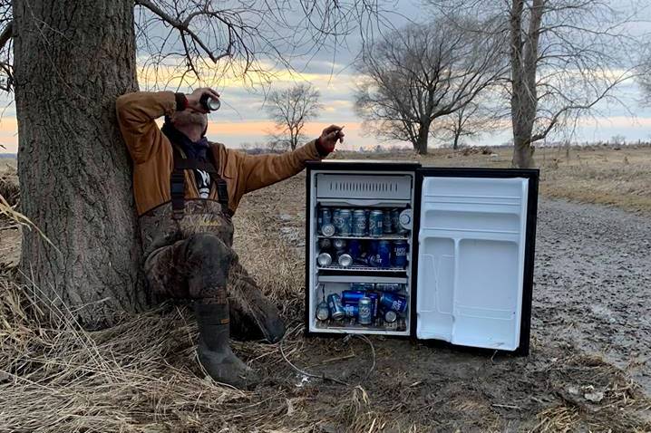 На затопленном поле Небраски «всплыл» «чудо-холодильник» с пивом