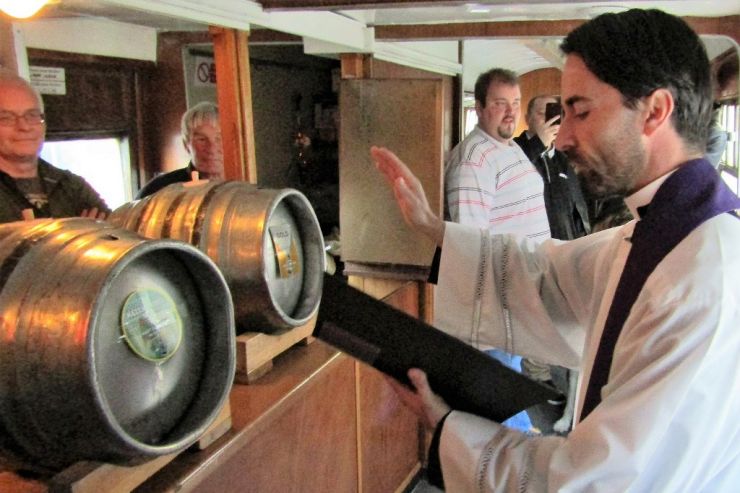 В Уэльсе священник благословил «пивной поезд»