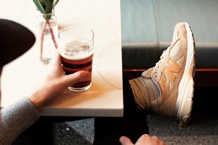 New Balance и нью-йоркский дизайнер выпустили «пивные» кроссовки