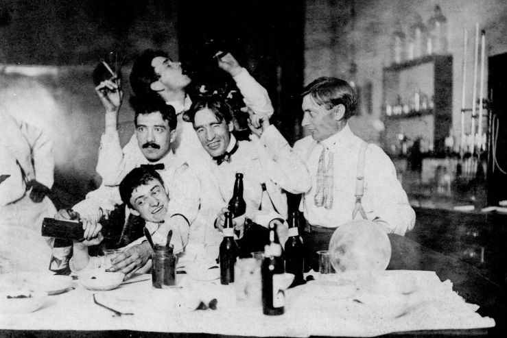 На фото 1901 года учёные университета Джона Хопкинса в США проводят, возможно, первые лабораторные исследования физики пива. Сегодня исследования куда более рандомизированные и контролируемые