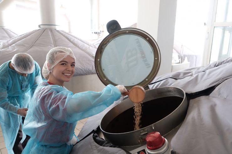 Все желающие могли засыпать солод и принять участие в юбилейной варке