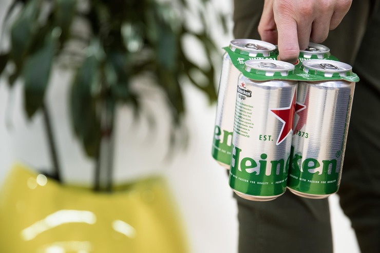 Heineken откажется от пластика в упаковке пивных банок