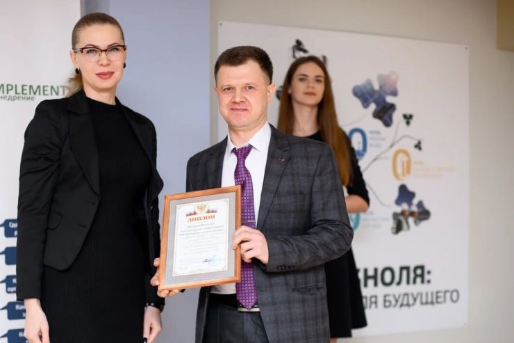 Ирина Теларова награждает сотрудника