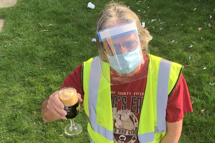 Британец делает из пивных кегов маски для защиты от коронавируса