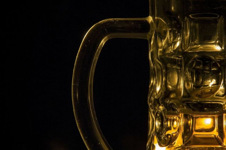 Производство пива в России в сентябре снизилось почти на 20%