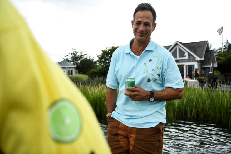 Dogfish Head и Rowing Blazers представили капсульную коллекцию одежды