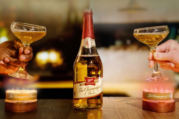 Miller High Life выпустит умные бокалы для социально дистанцированного Нового года