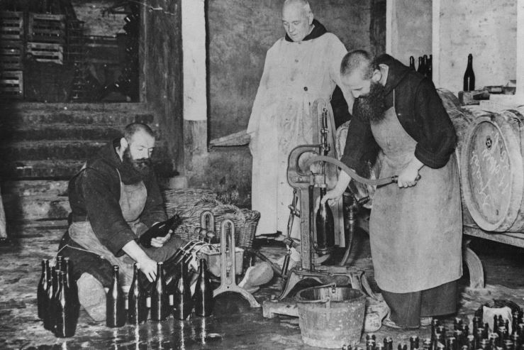 Монахи разливают пиво в аббатстве святого Сикста