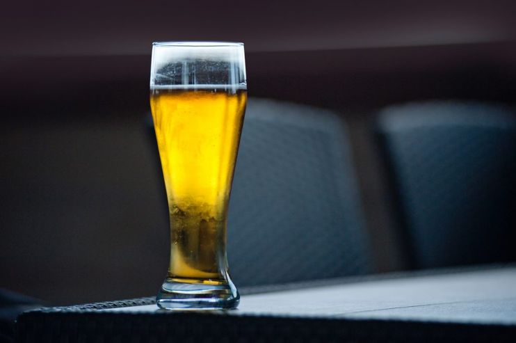 Продажи пива в барах в Европе в 2020 году сократились на 42%