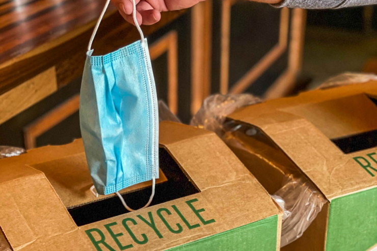 Американские пивоварни будут собирать для переработки одноразовые маски в обмен на пиво