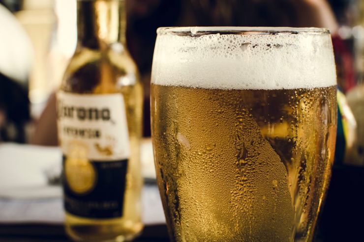 Corona подешевела почти на треть, но осталась самым дорогим пивным брендом мира