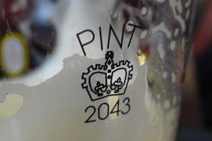 Великобритания вернет на пивные бокалы изображение короны 