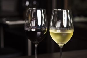 Пяти молдавским компаниям разрешили импортировать вино в Россию