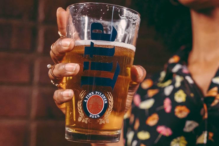 Bud Light опустился на четвёртое место по объёму продаж в барах США