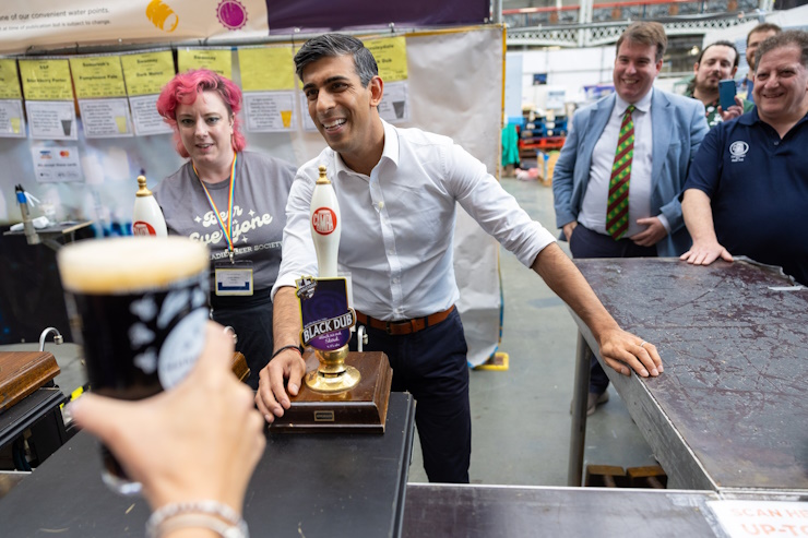 Британского премьера, пришедшего на пивной фестиваль, раскритиковали за повышение акцизов