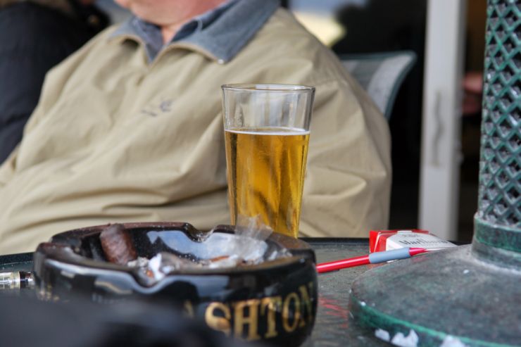 Производитель сигарет Altria Group продаст акции AB InBev