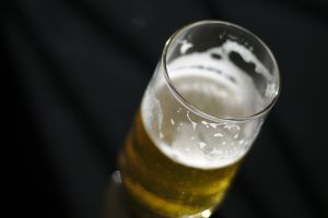 Эксперты вычислили, под каким углом правильно наливать пиво в бокал