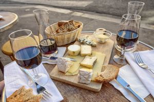 Французы рассматривают возможности производства вин и сыров в России