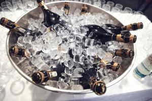 Продажи шампанского в России сократились на 25%, в то время как мировой рынок побил докризисный рекорд