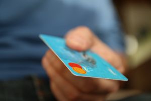 Одна из торговых сетей Владивостока начала продавать продукты и алкоголь в кредит