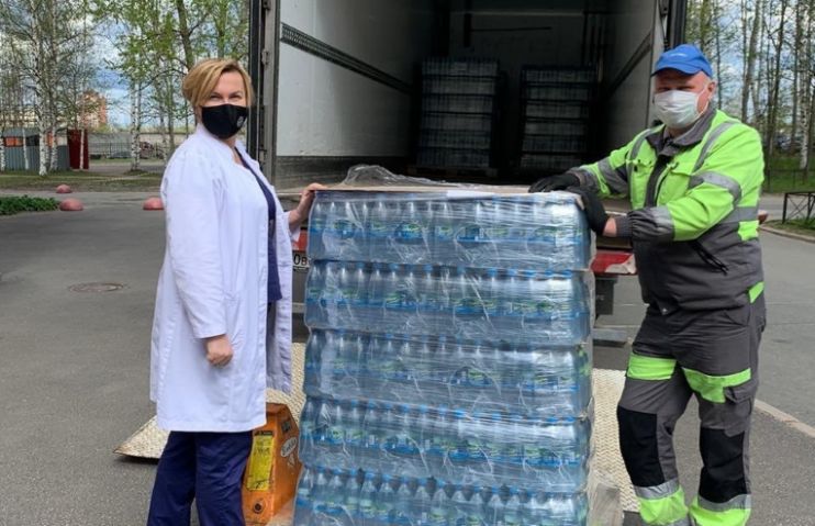 «Балтика» направила 40 000 бутылок воды врачам больниц Санкт Петербурга