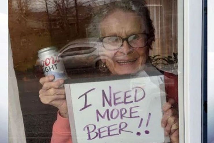 93-летняя американка на самоизоляции получила бесплатно 150 банок пива