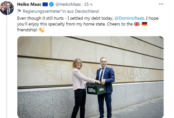Глава МИДа Германии отдал министру внутренних дел Великобританни проспоренный ящик пива