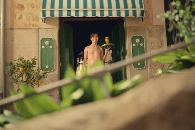 Бренд Stella Artois запустил «голую» рекламную кампанию нефильтрованного пива