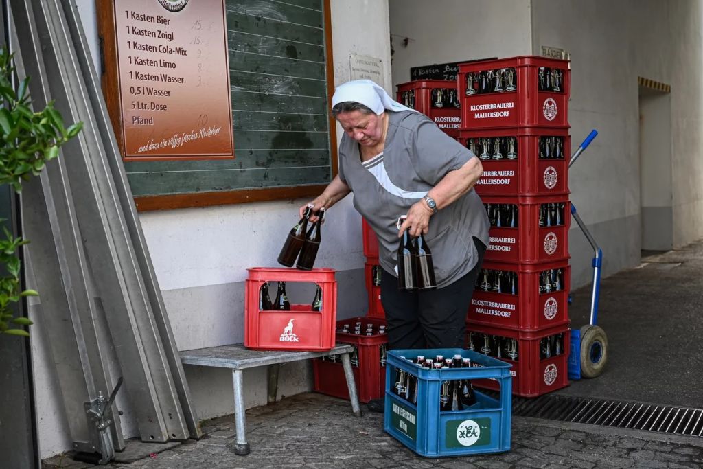 «Пиво — часть баварской души»: как живёт единственная в мире монахиня-пивоварка