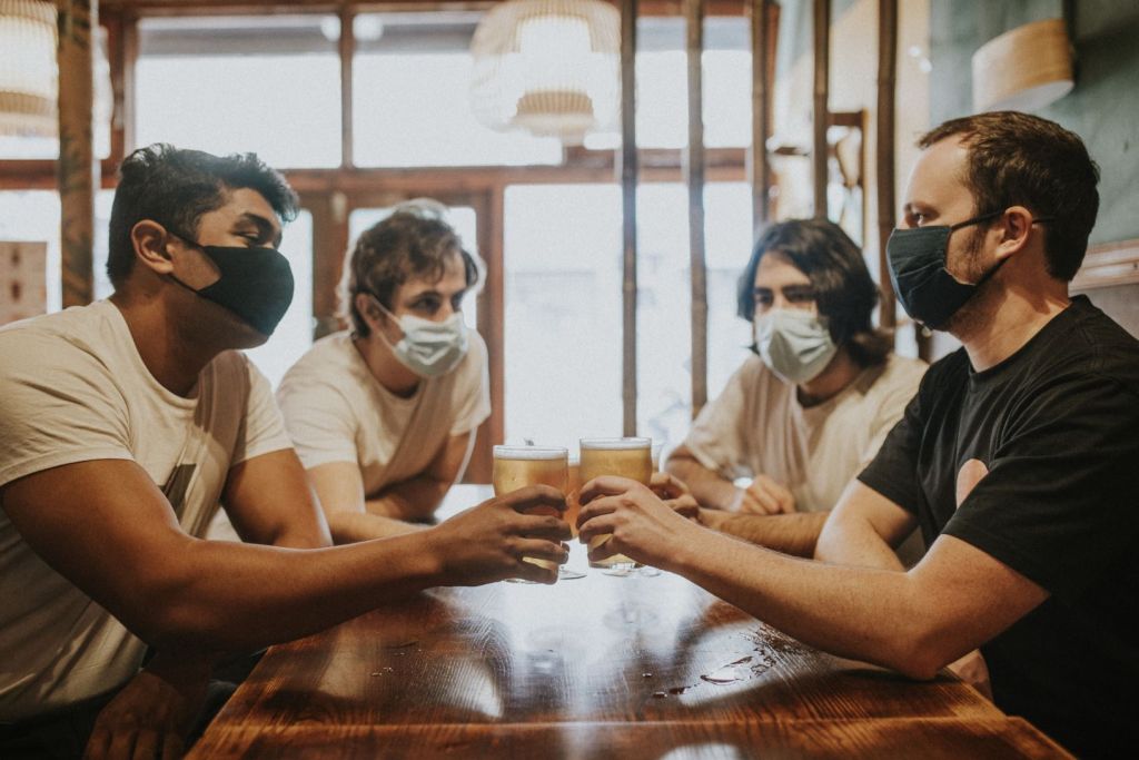 Австралийцам запретили пить пиво без маски