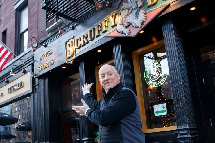 В нью-йоркском пабе продают пиво по цене бензина в знак протеста против инфляции 