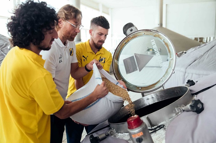 Валерий Карпин, Хорен Байрамян и Даниил Глебов засыпают донской солод