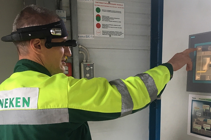 Специалисты на заводах Heineken удаленно общаются друг с другом при помощи умных очков