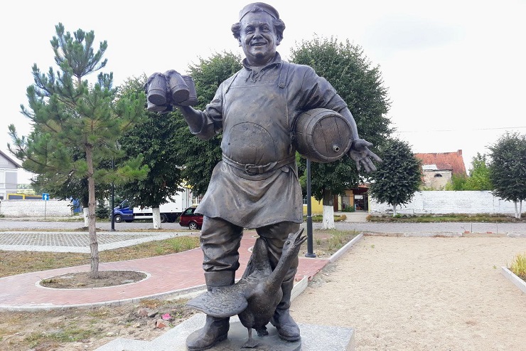 Под Калининградом установили памятник пивовару, который может работать как фонтан