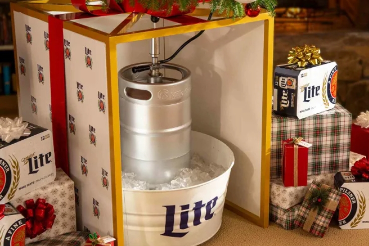 Бренд Miller Lite представил подставку для рождественской елки, которая наливает пиво  