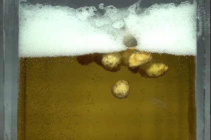 Учёные объяснили, почему арахис «танцует» в пиве