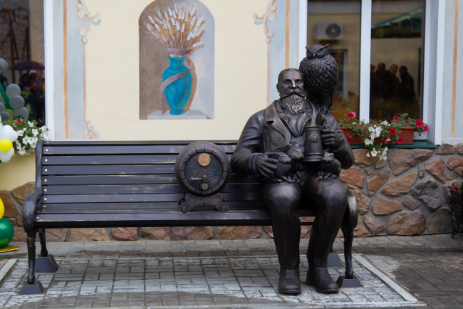 В Кирове открыли памятник основателю «Вятича» Карлу Отто Шнейдеру