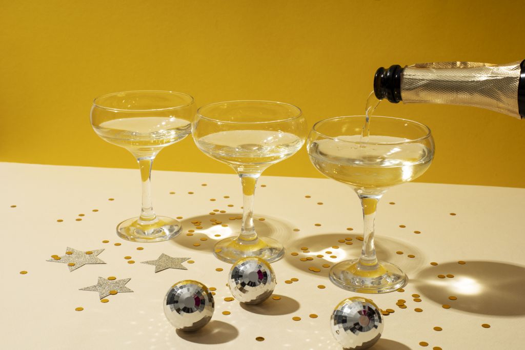 Главным напитком лета у россиян стало не пиво, а игристое вино