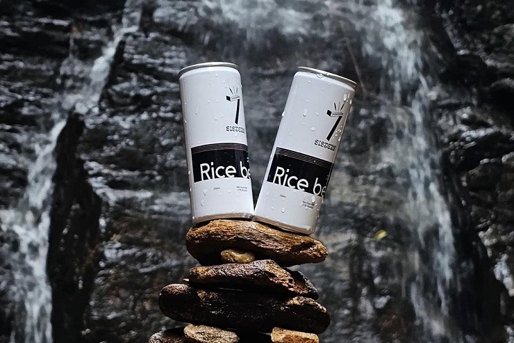 В Индии разлили по банкам домашнее традиционное рисовое пиво от местных жителей